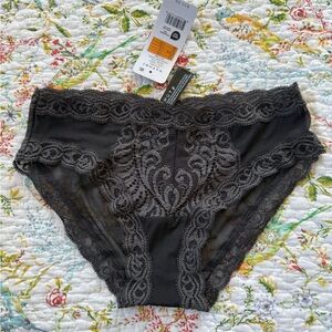 Natori Feathers lace panty NWT size small. Color - Coal.
